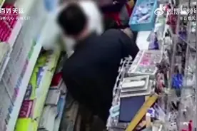 江苏盐城一男子尾随女子进店，并在其身上撒尿：警方已介入调查图片