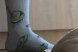 女子闻刚脱下的袜子感染真菌肺炎，连续多晚咳到眼睛充血图片