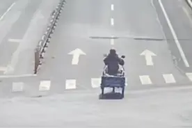 公交车司机突然停车，撇下乘客就跑……图片