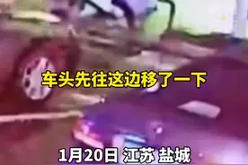 网友投稿：路边停放的电瓶车 突然诡异前空翻 监控：全程无人接触...图片