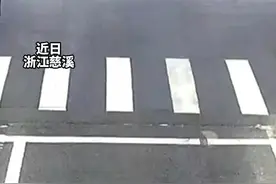 【人美心善！#两位女司机车流中合力救助晕倒老人# 】图片