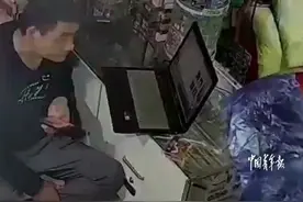 店主赠面包男孩冒雨还钱回赠月饼图片