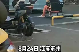 女子人肉占车位与轿车开启车位争夺战图片