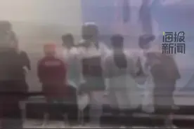 疑似男生在漫展上掀女生裙子 知情人：男生已道歉，事件已得到和解图片