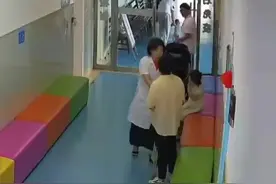 湖南一男孩瘫痪住院3年后奇迹站立，孩子母亲来道别时被医生强塞红包图片