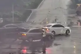 视频丨打赤脚 卷裤腿 ！湘潭交警走进风雨里图片