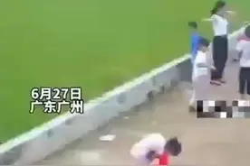 惊险！女孩玩耍时不慎一脚踩空摔到矮墙外图片