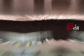 学校门外奶茶果茶成堆无人取 场面太夸张 惊呆路人，目击者：都是花了两三块钱 没人要图片