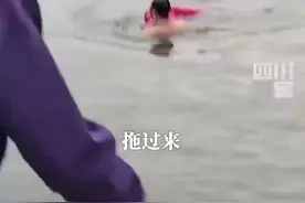 暖心！小学生意外落水，男子赤身跳进冰冷河水救人图片