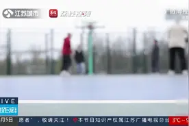 老太赛场内捡瓶子被撞索赔遭驳回 法院：其应预见潜在风险图片