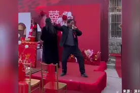 兄妹婚礼相隔9天，父亲从载歌载舞变脆弱哭泣，两极反转引爆笑图片