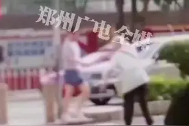 老人过马路时重心不稳不慎摔倒，旁边小伙下意识躲闪自证清白，网友：还是不忍心看到这样的画面图片