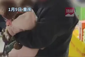 女子忽略门口提示强行带狗进超市 狗撒尿在商品上工作人员上前提醒 女子怒怼：我买了，你必须给我狗道歉！图片