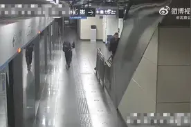 已拘留！男子溜进女厕偷拍被围追堵截图片