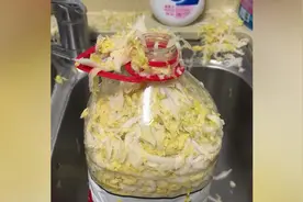 女子自腌酸菜开盖时爆炸喷溅满屋：收拾3小时还有味道 打算请保洁图片
