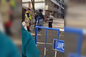 剧组拍电影封路，大妈不惯着，一把扯开栏杆。图片