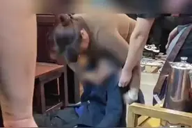 惊险！老人吃羊肉卡喉，众人接力“海姆立克法”救回图片