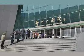 舞剧《红楼梦》来郑售票现场火爆，有观众带椅子凌晨排队抢票图片