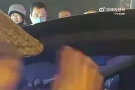她拼命拍打车窗想叫醒沉睡车内的儿子图片