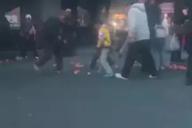 路人合力帮摊主捡起散落苹果 网友：辽阔的土地滋养不出狭窄的爱图片