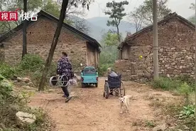 理发师每周下乡为农村老人免费理发 有老人因外出不便用洗衣粉洗头图片