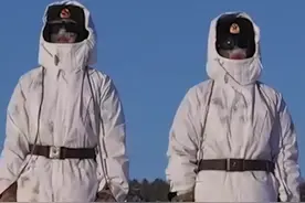 一个敬礼让人泪目的两名哨兵找到了！他们是李冬冬和李昂喜。图片