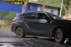 男子接手洗车店卖柚子，结果不断有人来洗车，网友笑称：一边卖柚子一边洗车嘛图片