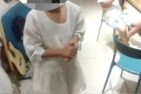 女童因父母离异，家庭困难欲被送福利院，独自在楼道过夜，群众报警图片