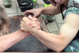 新生军训间隙男女生比掰手腕，女生臂力惊人！图片