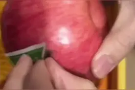这是标签还是创可贴？这箱精品水果表面看着个个漂亮，女子撕开标签一看无语了图片