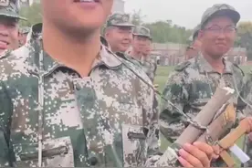 湖南衡阳一大学新生军训 教官让学生自制“枪械” 造型独特 样式多到连教官都认不出图片