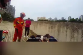 【“警察叔叔，快帮我把腿拔出来！”男孩贪玩腿被水管卡住疼得哇哇直哭】图片