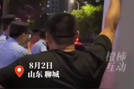 聊城通报“城管拔走小贩车钥匙被民警要回”：城管停职图片