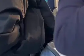 俩女子乘高铁时因遮光窗帘问题 发生争执后在车厢内互相殴打 拍摄者：一人嫌晒一人想看风景 意见不一图片