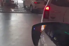 网友拍下新手开车出地库，“后车素质高 全程耐心等待” 网友：后车司机内心慌得一批图片
