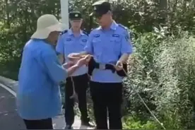 民警帮大爷找回走丢的3只羊，没想到大爷提只羊腿来感谢图片