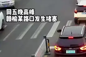 【这就叫专业！#休班交警遇堵车原地变装上岗#】图片