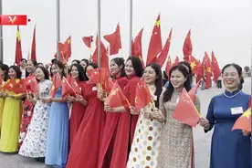 独家视频丨机场欢迎人群热情迎候习近平到访图片