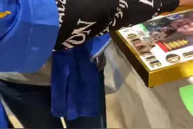超级球星罗伯托·巴乔抵达武汉 球迷带来了珍藏近20年的球鞋图片