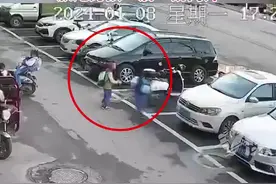 男孩点燃鞭炮扔进井盖 连人带井盖瞬间被炸飞 砸到女童 放炮男孩一瘸一拐离开图片
