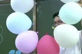 宝藏物理老师会“魔法”！上课边做实验边教学物理知识，“学生能更好的理解”图片