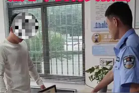 【暖心！#男子蹚水救起被卷入河中小刺猬#[心]】图片