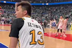 辽宁男篮夺冠后郭艾伦兴奋冲入场内，但是除张镇麟外，没人“搭理”他图片