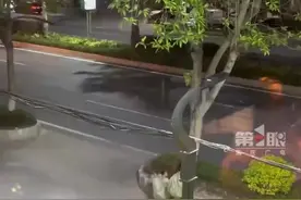 深夜母子在街头捡废品，孩子背着麻袋开心“起飞”，网友：有妈妈在的地方就是家图片