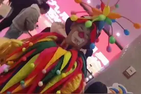 中国吴桥国际杂技艺术节｜男孩为喜爱的小丑演员画像图片
