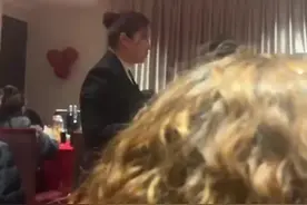上海一女子吃饭戴孝布被服务员要求取下？饭店回应：善意提醒，非强制图片