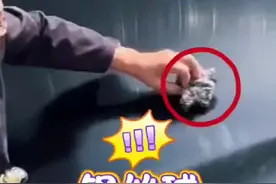 爷爷用钢丝球帮孙女洗车图片