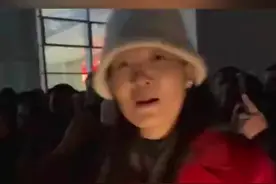 全家12口人车站送孩子入伍图片