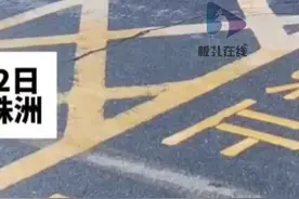 男孩踩空掉入下水道路人合力营救图片