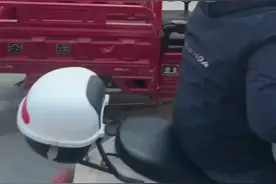 湖北街头一待宰黄牛受惊冲向路人，目击者：被宰杀过程中受惊逃跑，派出所：已赶到现场将牛击毙图片